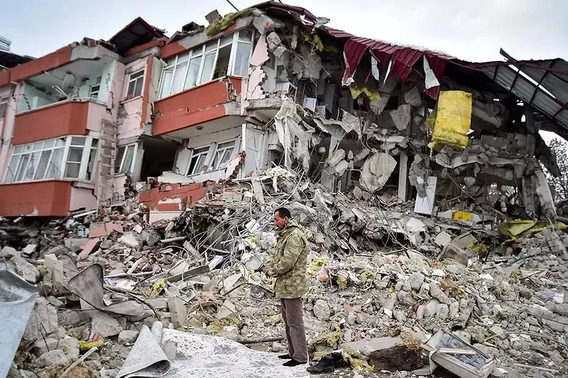 Deprem Enkazi Yikilmis Hasar Gormus Bina Fotografi