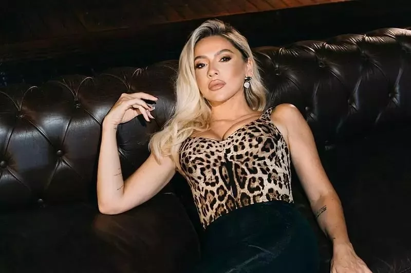 Hadise Fotograflari Firtinalar Koparan Sahneleri Klibi